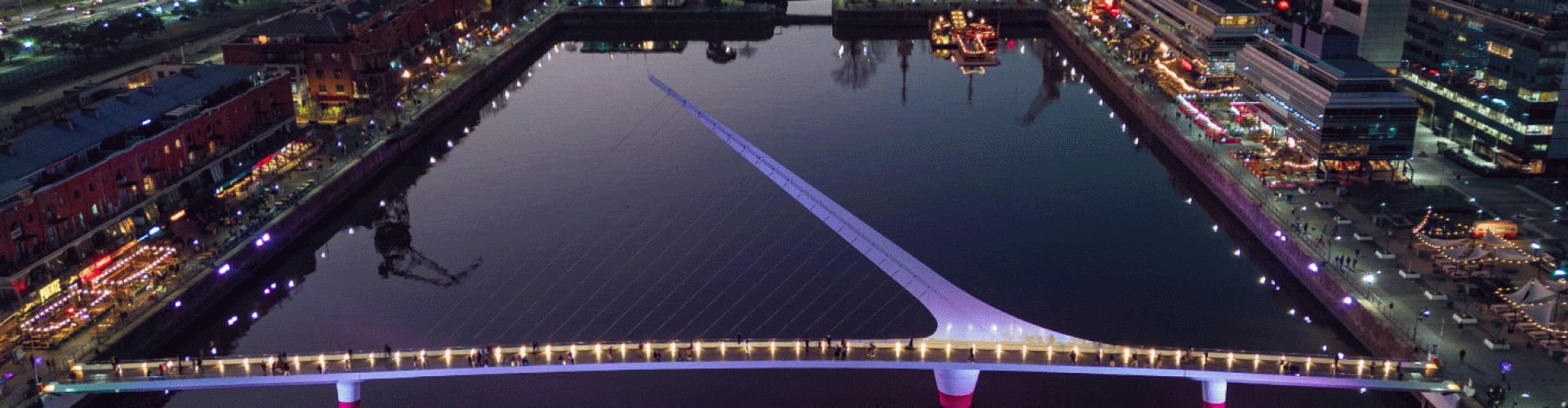 Puente de la mujer Puerto Madero, vista nocturna con algunos destellos del atardecer